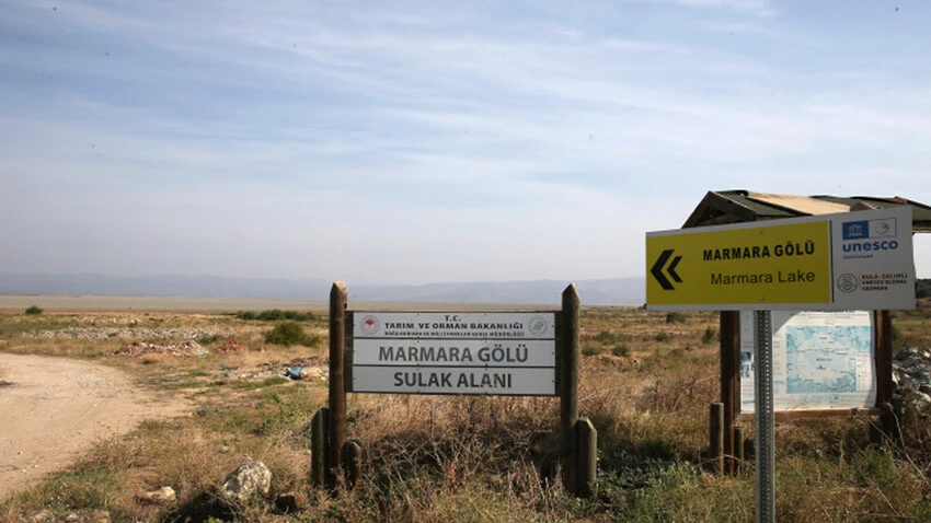 Marmara Gölü kurudu! Geriye tabelalar ve hurdaya dönmüş tekneler kaldı