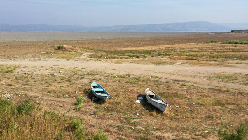 Marmara Gölü kurudu! Geriye tabelalar ve hurdaya dönmüş tekneler kaldı