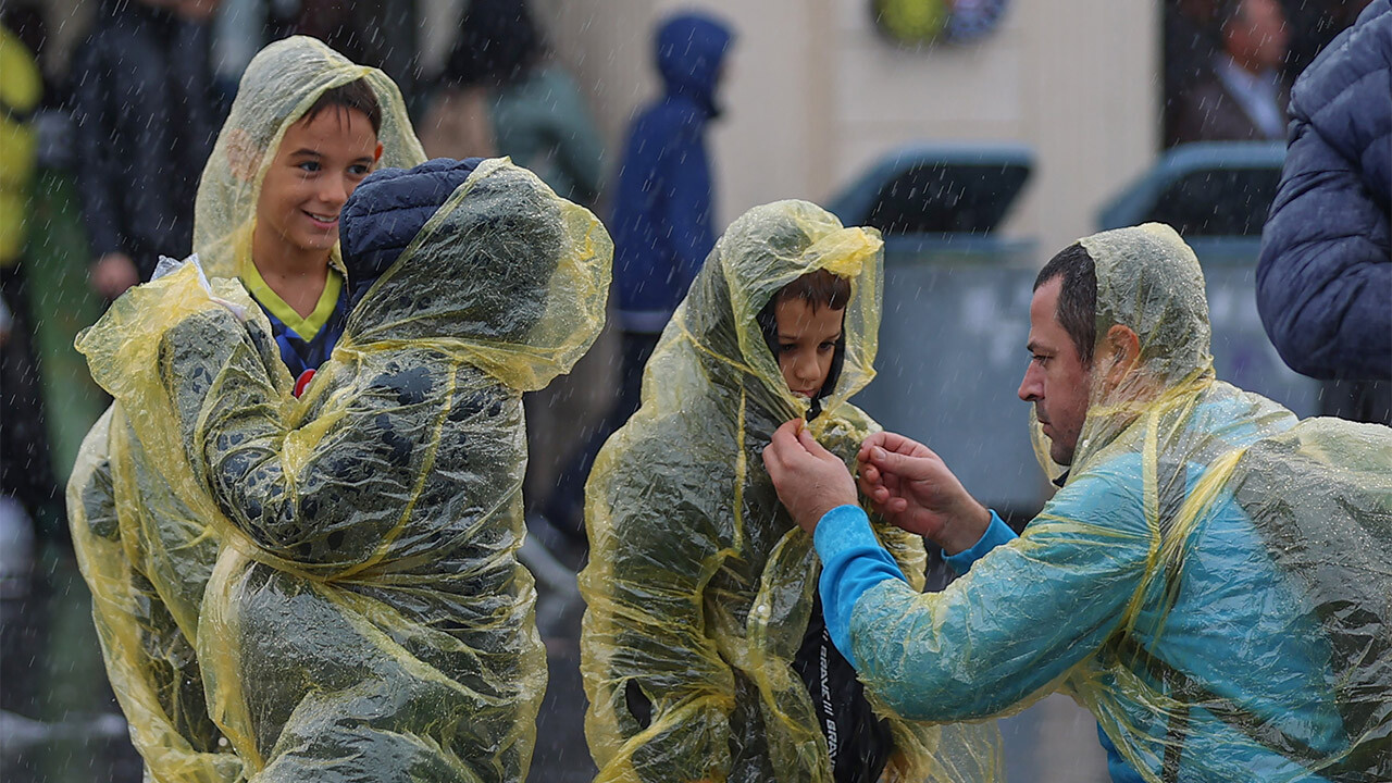 Yeni hafta da sağanakla başladı.. Meteoroloji&#039;den 11 il için sarı ve turuncu kodlu uyarı! Okullar tatil edildi (2 Ekim hava durumu)