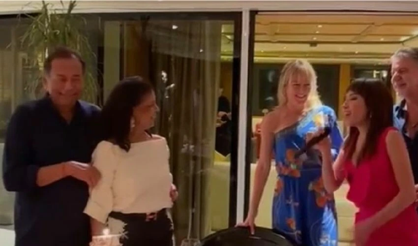 Hint milyarder eşinin doğum günü için Burcu Güneş’i çağırdı! 500 milyon dolarlık tekne konser alanına döndü