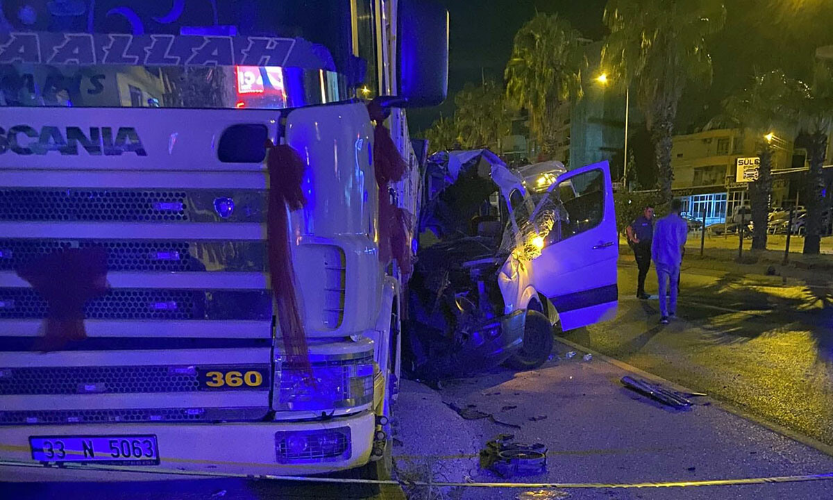 Antalya&#039;da feci kaza! Turistleri taşıyan minibüs kamyona çarptı: Ölü ve yaralılar var