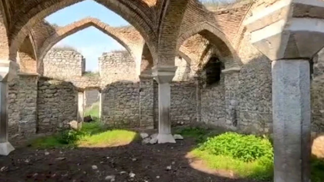Ermenilerden büyük saygısızlık! Camiyi ahır olarak kullanmışlar