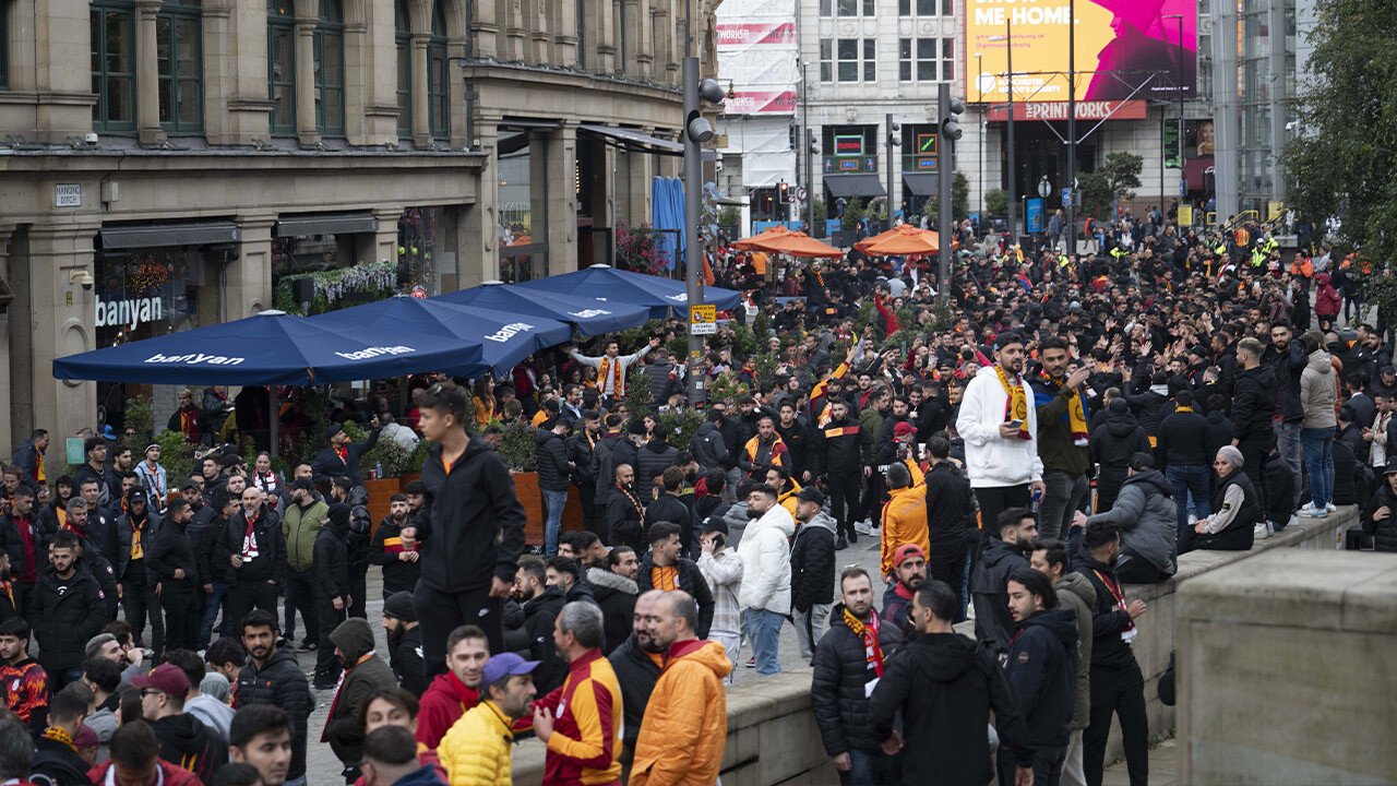 Galatasaraylı taraftarlar Manchester&#039;da