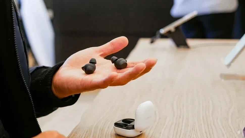 Uygun fiyatlı Galaxy Buds FE tanıtıldı: Samsung tarihindeki ilk ‘FE’ kulaklık!