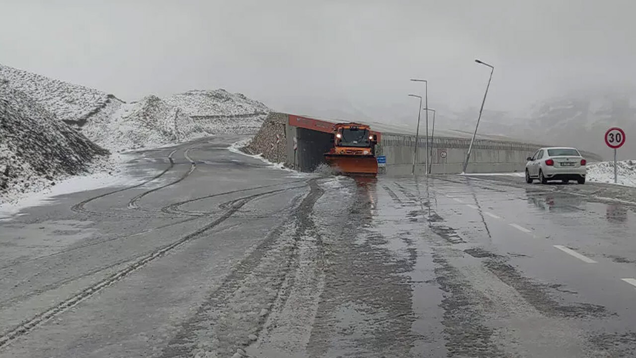 Mevsimin ilk karı düştü! Beyaz örtü 10 santimetreyi aştı 