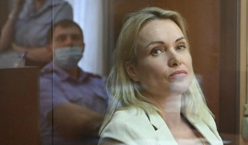 Moskova mahkemesi gazeteci Marina Ovsyannikova'yı 8.5 yıl hapis cezasına çarptırdı