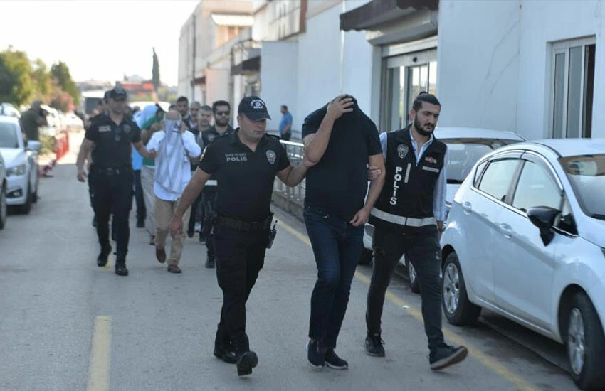 Adana'da 2 ayrı belediyeye düzenlenen rüşvet operasyonunda çok sayıda şüpheli tutuklandı.