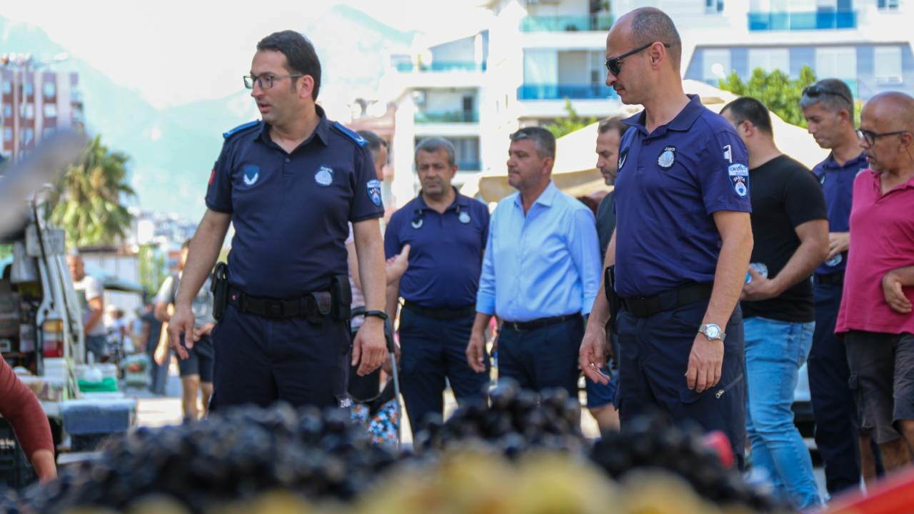 Zabıtalar hayrete düştü! Seyyarlar bir pazar daha kurmuş, kaldırımları bile kiralamışlar