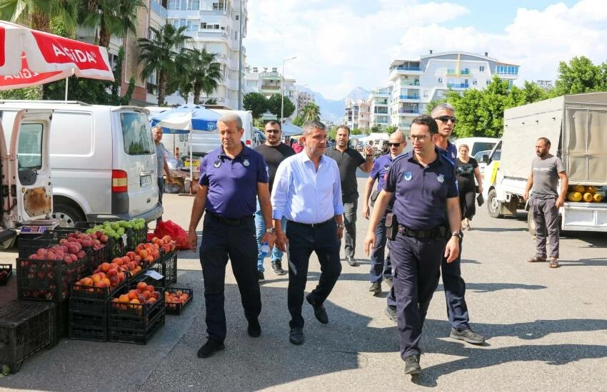 Zabıtalar hayrete düştü! Seyyarlar bir pazar daha kurmuş, kaldırımları bile kiralamışlar