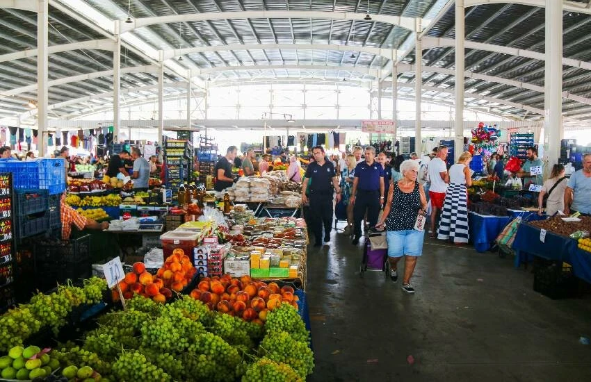 Zabıtalar hayrete düştü! Seyyarlar bir pazar daha kurmuş, kaldırımları bile kiralamışlar