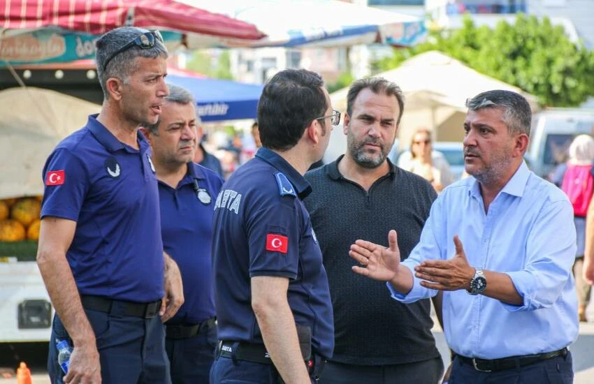 Zabıtalar hayrete düştü! Seyyarlar bir pazar daha kurmuş, kaldırımları bile kiralamışlar