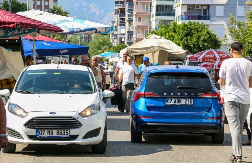 Zabıtalar hayrete düştü! Seyyarlar bir pazar daha kurmuş, kaldırımları bile kiralamışlar