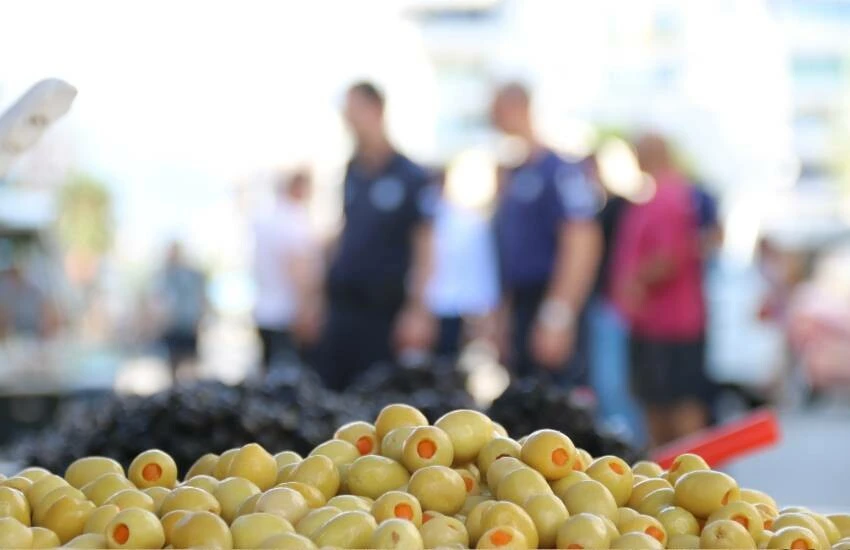 Zabıtalar hayrete düştü! Seyyarlar bir pazar daha kurmuş, kaldırımları bile kiralamışlar