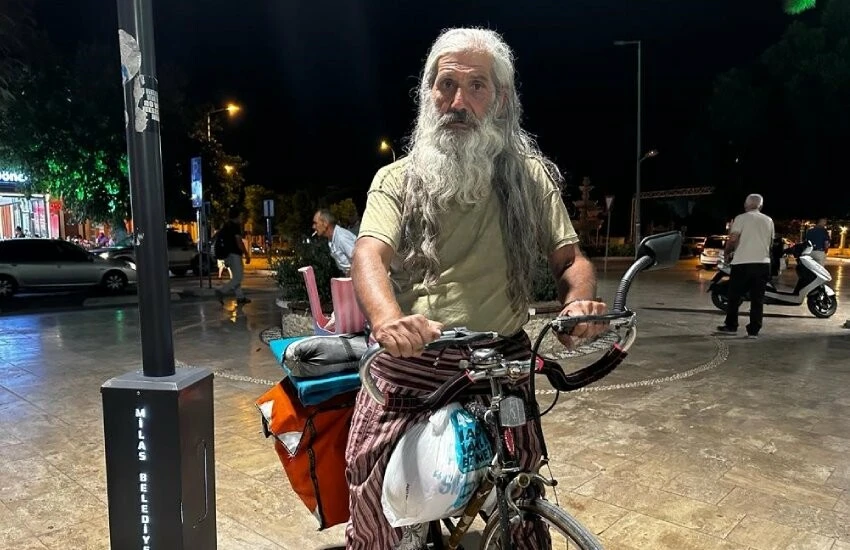 Türkiye’yi 40 yıldır bisikletiyle geziyor! Masraflarını bileklik satıp karşılıyor…