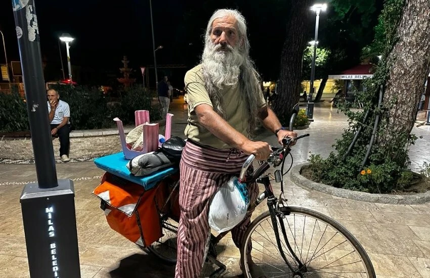 Türkiye’yi 40 yıldır bisikletiyle geziyor! Masraflarını bileklik satıp karşılıyor…