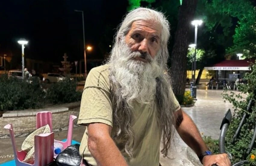 Türkiye’yi 40 yıldır bisikletiyle geziyor! Masraflarını bileklik satıp karşılıyor…
