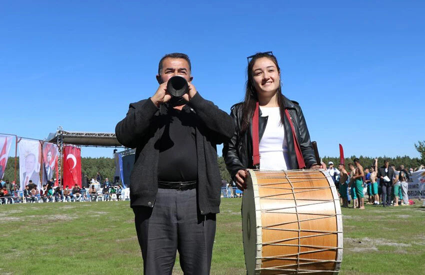 Zurnacı baba ve kızı düğün ve festivalleri şenlendiriyor.