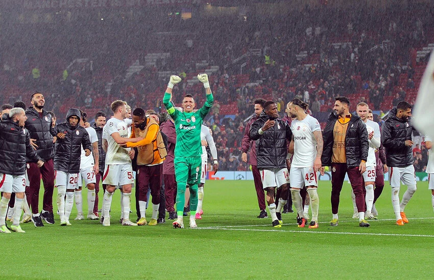 Galatasaray, Manchester United galibiyetini taraftarıyla kutladı.