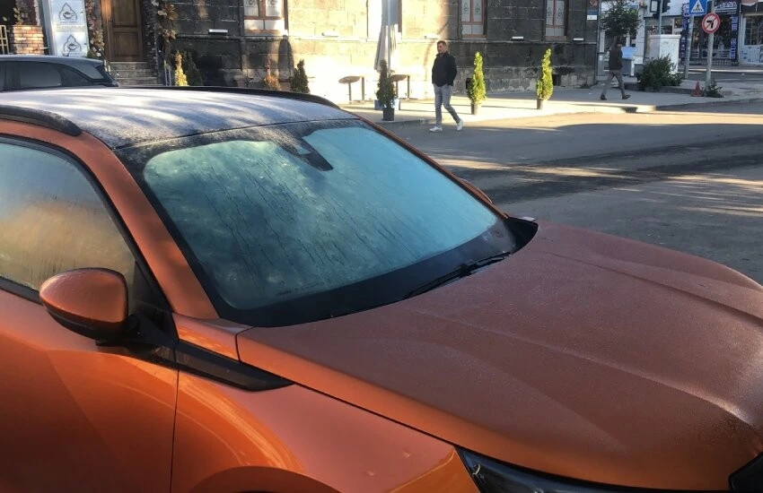Hava eksi dört dereceye düştü, soğuktan camlar buz tuttu...