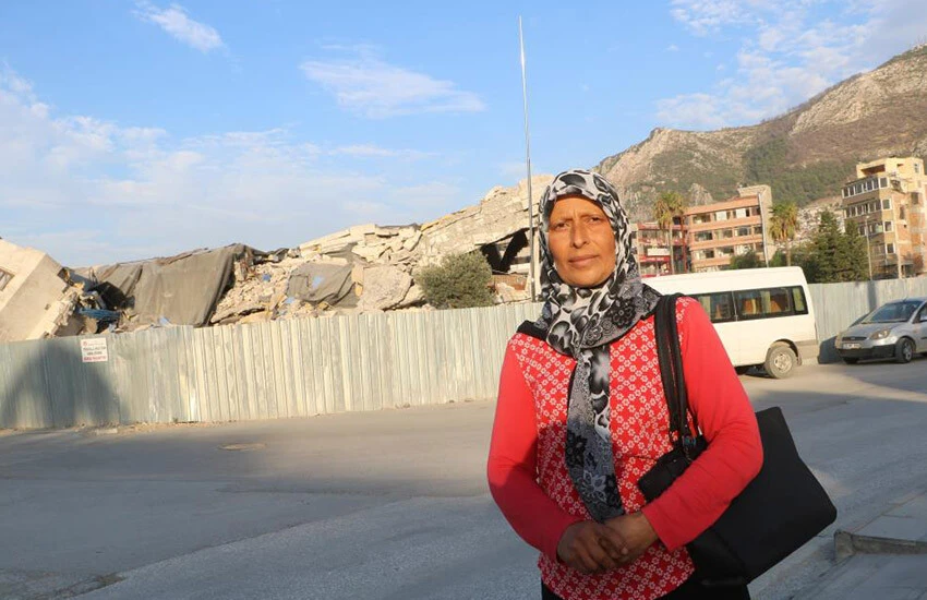 Enkaz kenti gören vatandaşlar duygulu anlar yaşıyor.