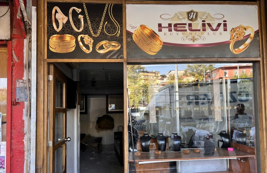 Filmleri aratmayan kuyumcu soygunu: Duvarı delip, kayıplara karıştılar!