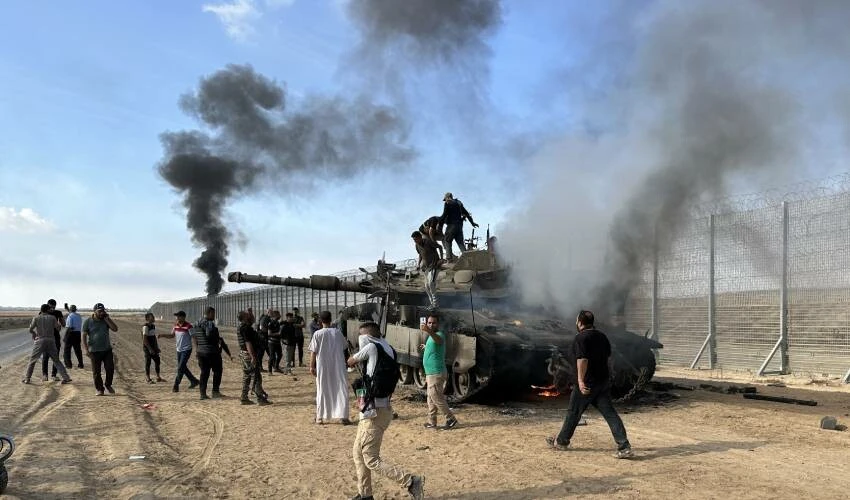 İsrail-Gazze sınırında sıcak saatler: Silahlanan Filistinliler sınırın öbür tarafına geçti
