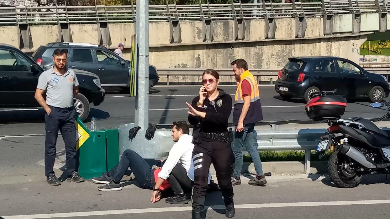 Görev bilinci ve merhamet... Yaralı vatandaşın yardımına koşan kadın polis duygulandırdı!