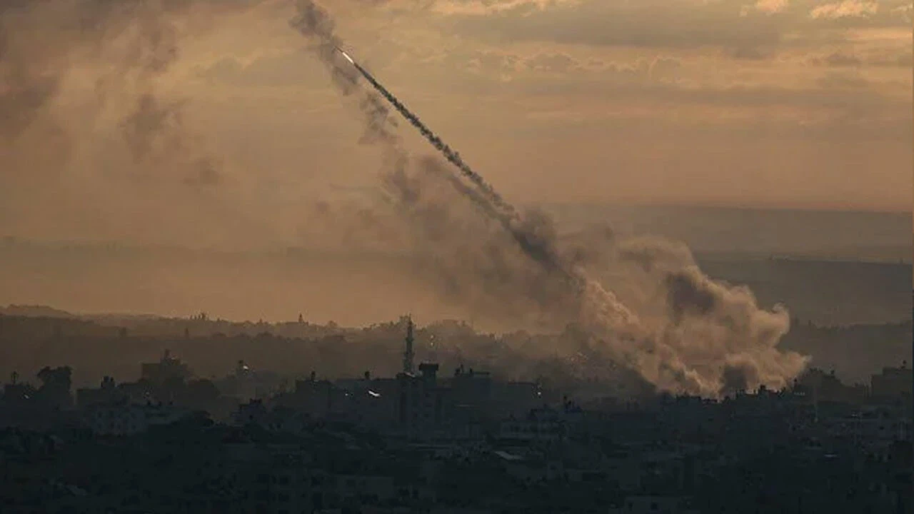 Son dakika! Hamas'tan "Aksa Tufanı" operasyonu: İşgalci İsrail'in savaş uçakları Gazze'ye bomba yağdırıyor