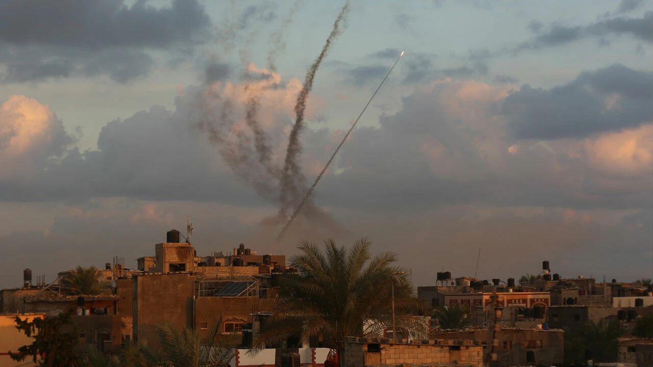 Son dakika! Hamas'tan "Aksa Tufanı" operasyonu: İşgalci İsrail'in savaş uçakları Gazze'ye bomba yağdırıyor