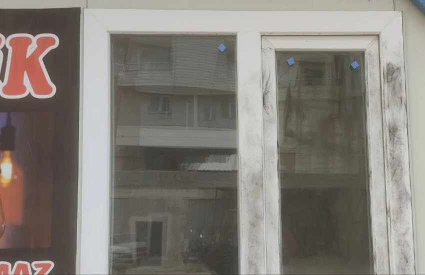 Depremzede esnafa bir şok da hırsızlardan!