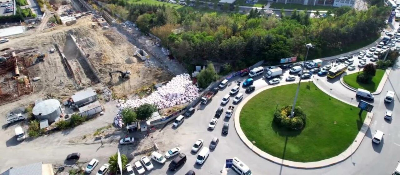 Metro çalışması nedeniyle cadde yıllardır kapalı... Esnaf isyan etti!