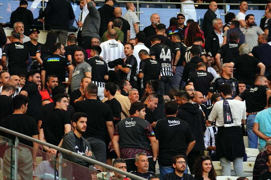 Beşiktaş taraftarından takıma ilginç protesto! İlk 5 dakika çıt çıkmadı