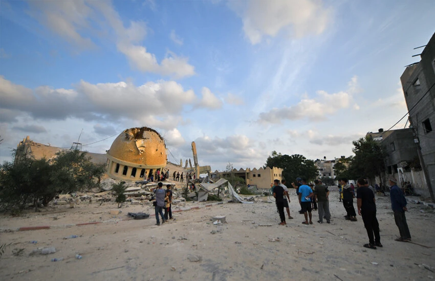 İsrail'in Gazze Şeridi'ne yönelik hava saldırıları sürüyor. İsrail, Gazze'nin Han Yunus kentine düzenlendiği saldırıda El-Emin Muhammed Camisi yıkıldı.