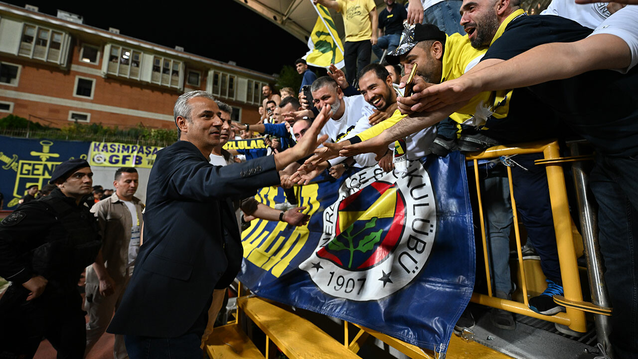 Fenerbahçe taraftarından İsrail’e ‘İsmail Kartal’lı protesto!