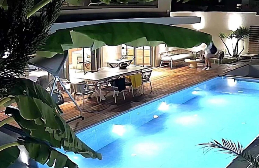 Yok böyle rahatlık! Başkasının villasına girdi, terasta uyuyup salıncakta sallandı...