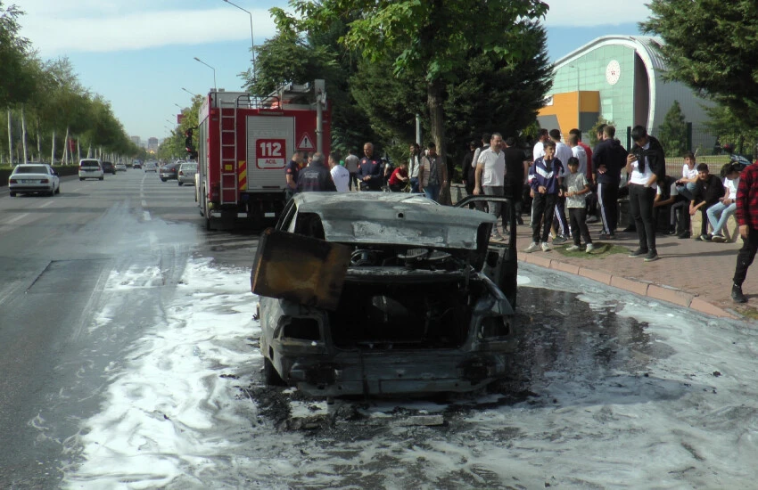 Kasap et derdinde, koyun can! Alev alan otomobili çekmek için sıraya girdiler...