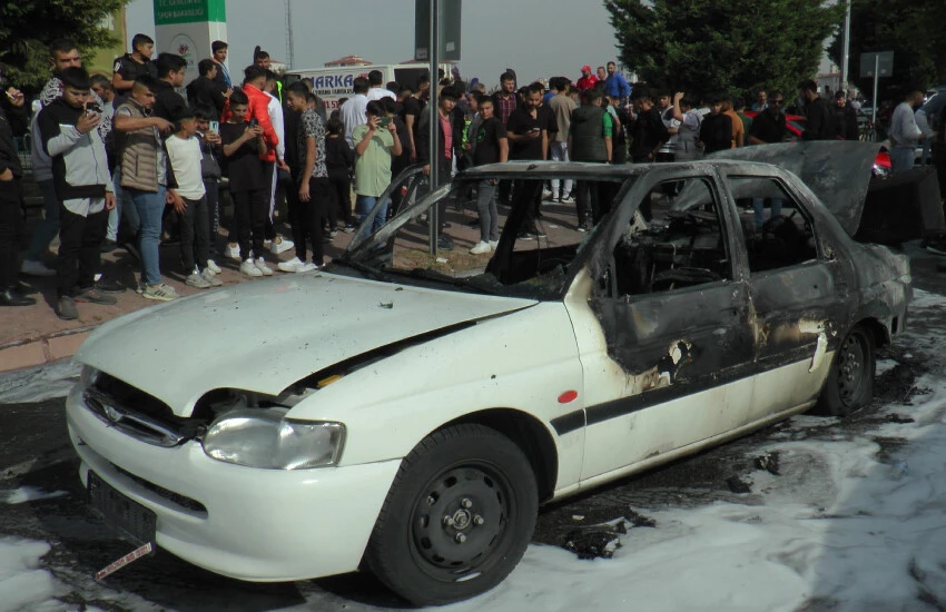 Kasap et derdinde, koyun can! Alev alan otomobili çekmek için sıraya girdiler...