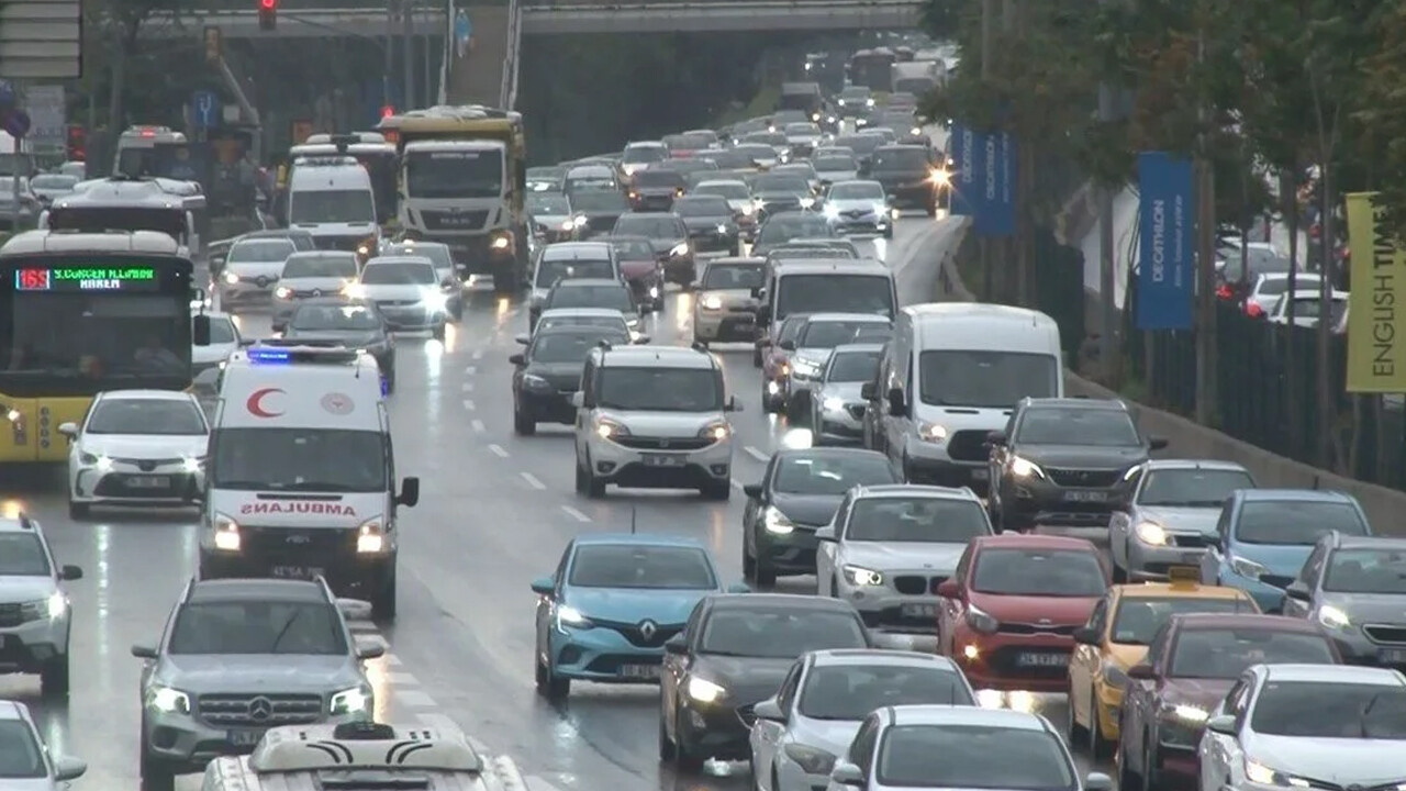 İstanbul&#039;da kara bulutlu gün... Meteoroloji&#039;den 14 şehir için daha sarı uyarı... Sağanak ve fırtına geliyor