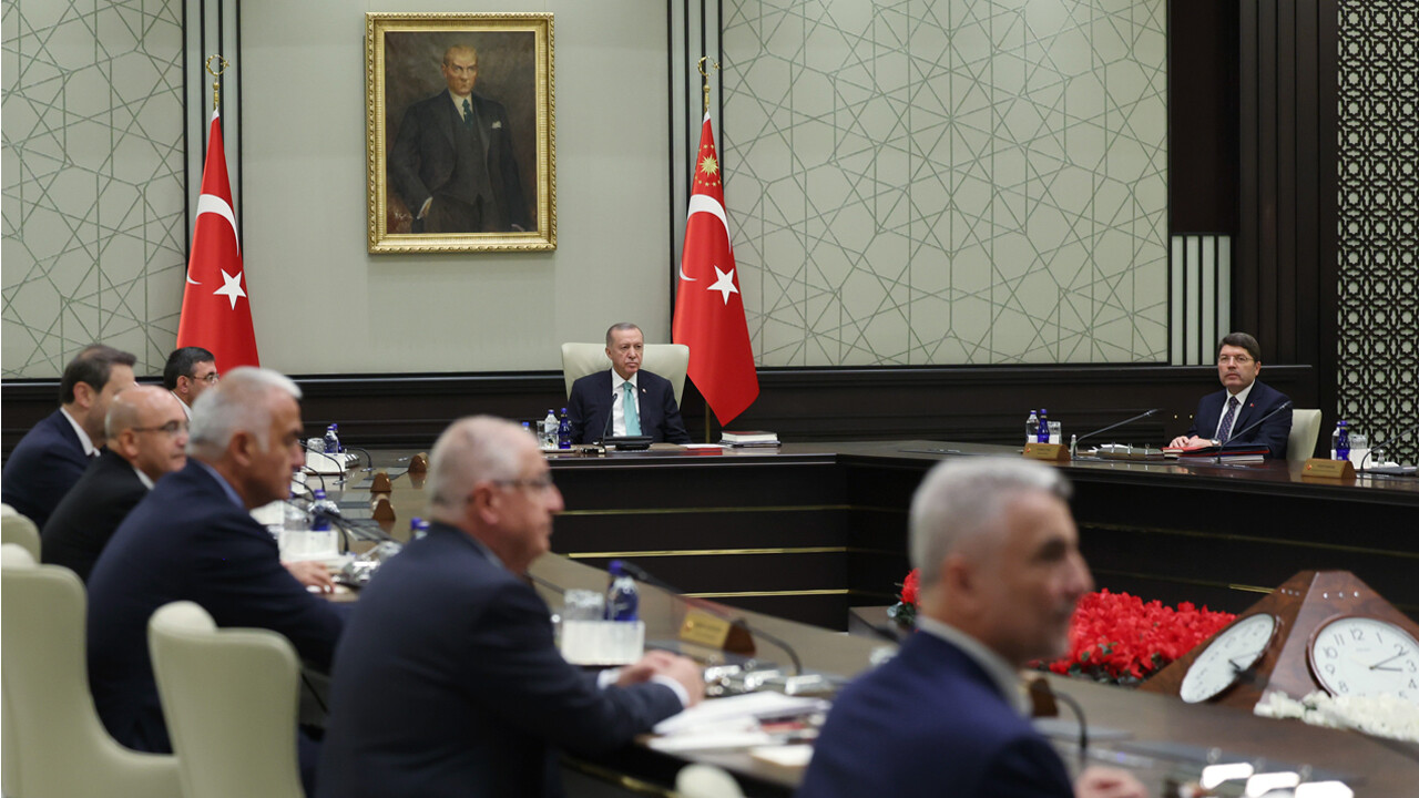 Filistin&#039;deki savaşın gölgesinde Kabine toplandı... Emekli maaşı düzenlemesi masada, milyonların gözü Beştepe&#039;de...