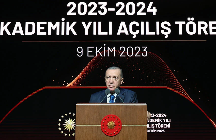 Cumhurbaşkanı Erdoğan üniversitelerin yasaklarla anılamayacağını vurguladı.