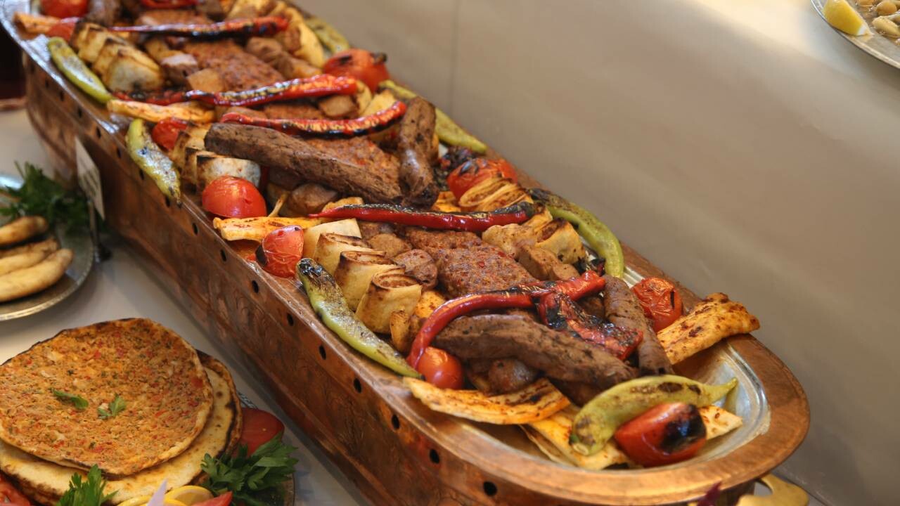 3 günde 600 bin şiş kebap, 500 bin şişe şalgam tükettiler!