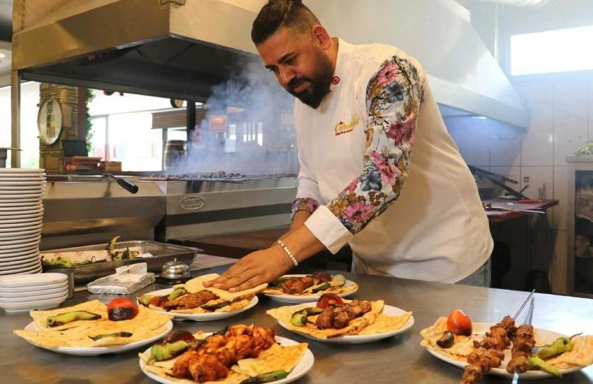 3 günde 600 bin şiş kebap, 500 bin şişe şalgam tükettiler!