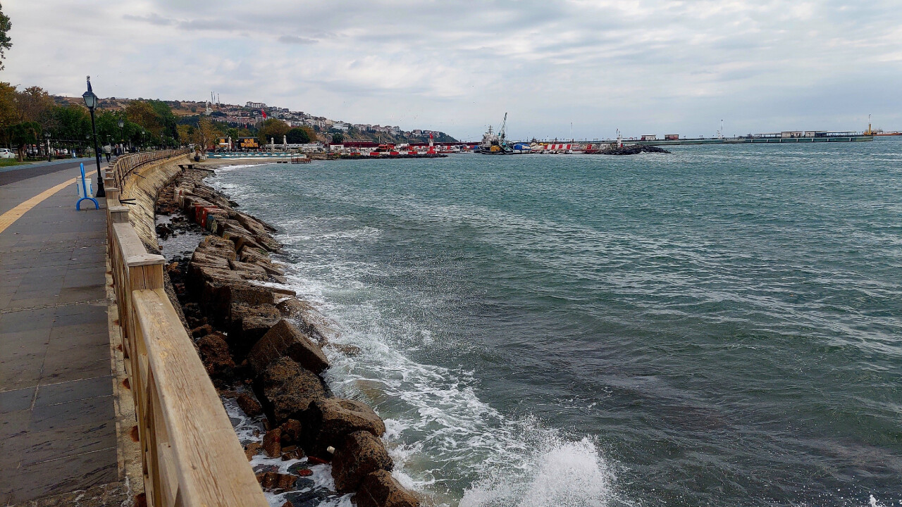 Marmara Denizi&#039;nde ulaşıma poyraz engeli