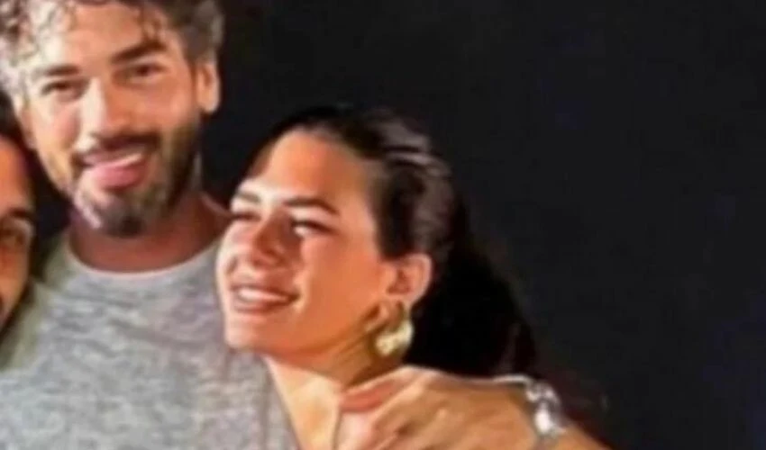 Şükrü Özyıldız ve Sibil Çetinkaya tatil dönüşü görüntülendi! Gülücükler havada uçuştu