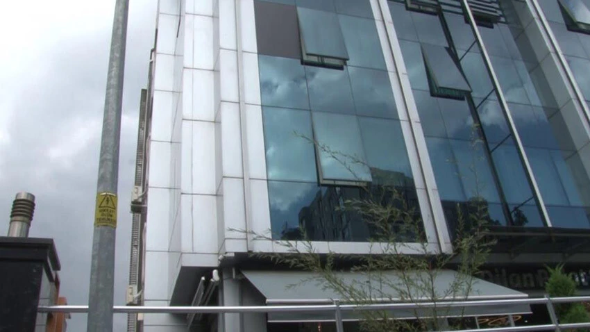 Şehrin göbeğinde Dilan Polat'a ait güzellik merkezine silahla ateş açıldı