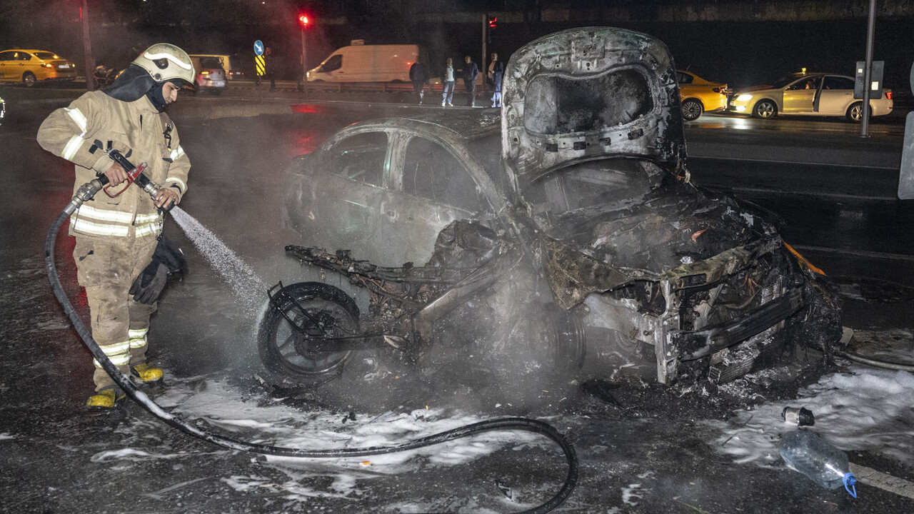 Gaziosmanpaşa&#039;da korkunç kaza! Araçlar küle döndü, motosiklet sürücüsü öldü