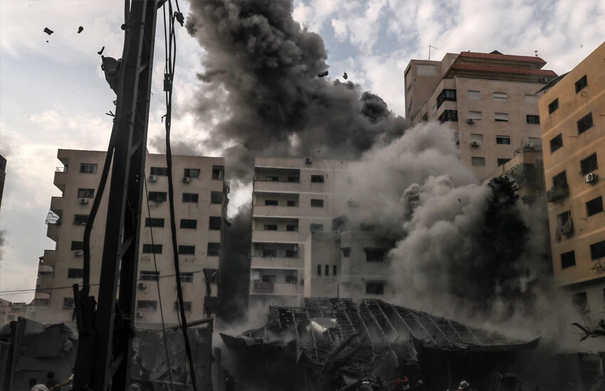 İsrail denizden de vurmaya başladı... Gazze çapraz ateşte