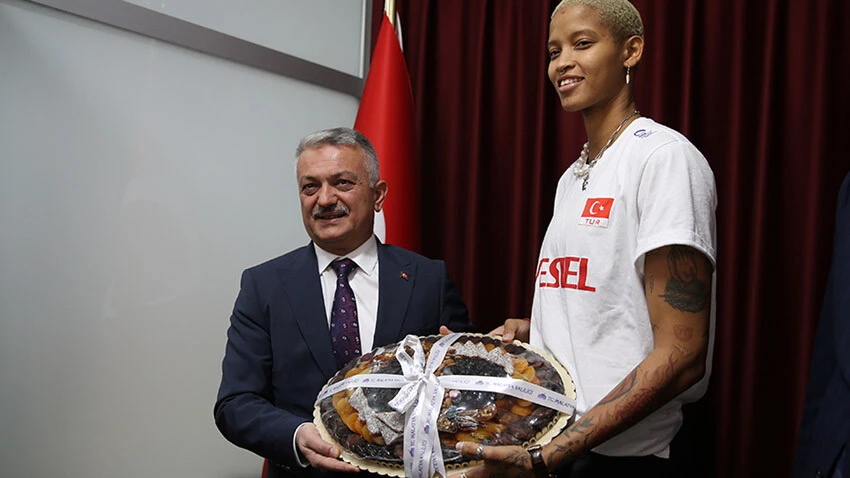 Melissa Vargas'a Malatya'da onur belgesi verildi