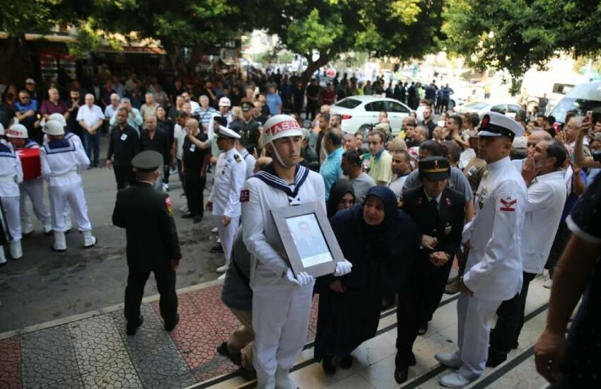 Mersin şehidini uğurladı! Uzman Çavuş Mehmet Emre Teke'nin cenaze töreninde gözyaşları sel oldu
