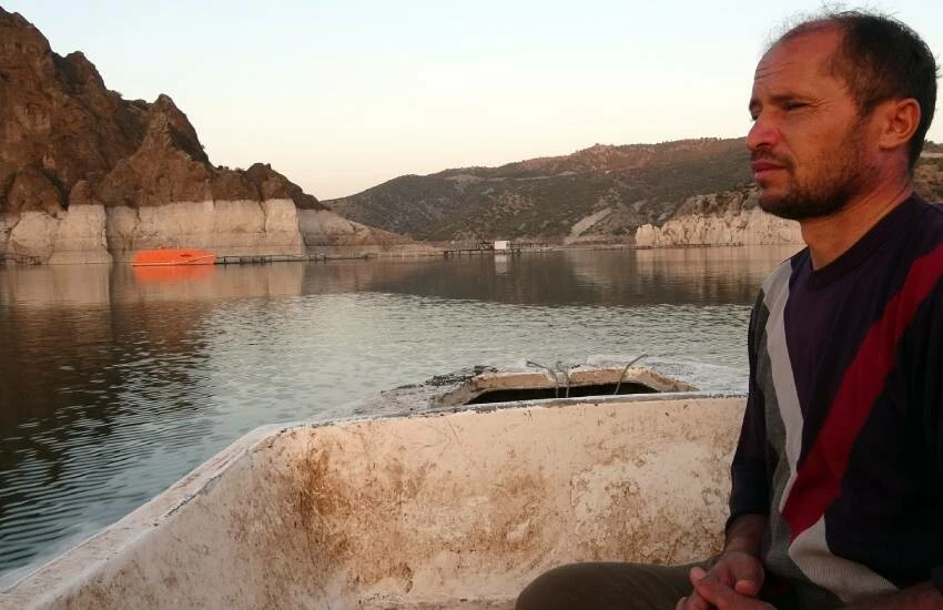 Arazisi sular altında kaldı, baraja kurduğu kafesle bozkırın ortasında balık yetiştirdi!